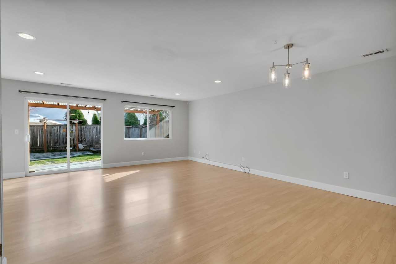 5605 137th Pl Se - Photo 5 of 17