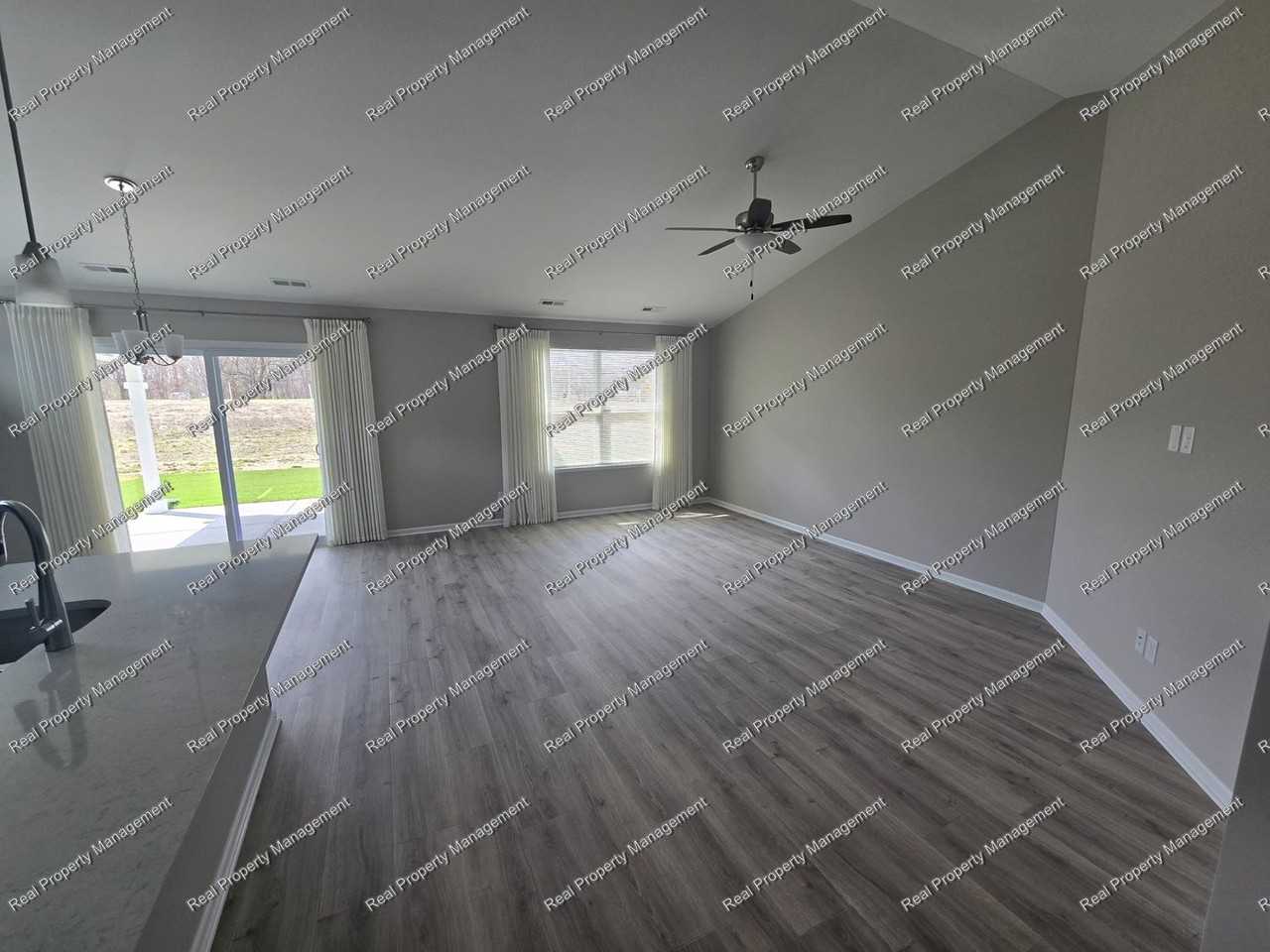 12704 Woodside Dr - Photo 3 of 16