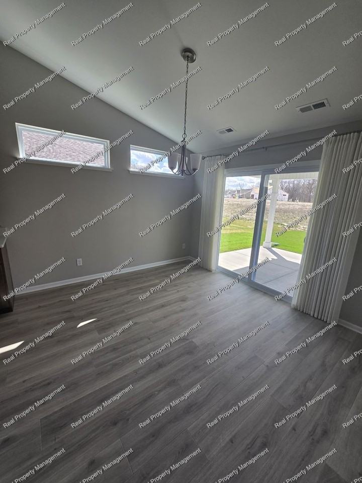 12704 Woodside Dr - Photo 4 of 16