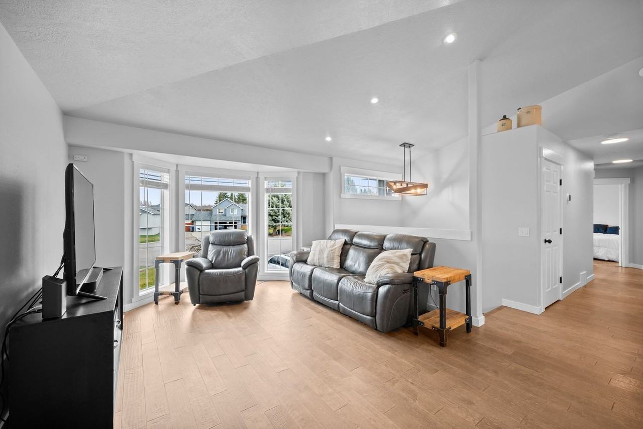 23116 Colleen Ct - Photo 3 of 35