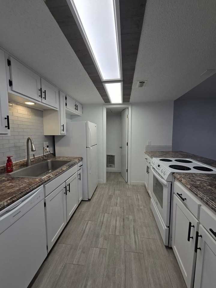 3520 Adenmor Ct #C - Photo 5 of 13