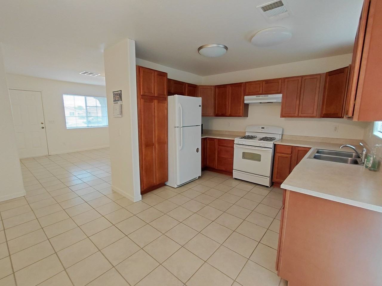 409 E Alexandria St - Photo 4 of 15