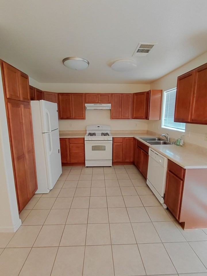 409 E Alexandria St - Photo 5 of 15