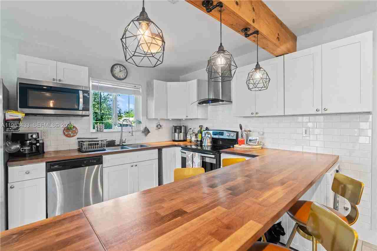 2447 Wilson St - Photo 3 of 22