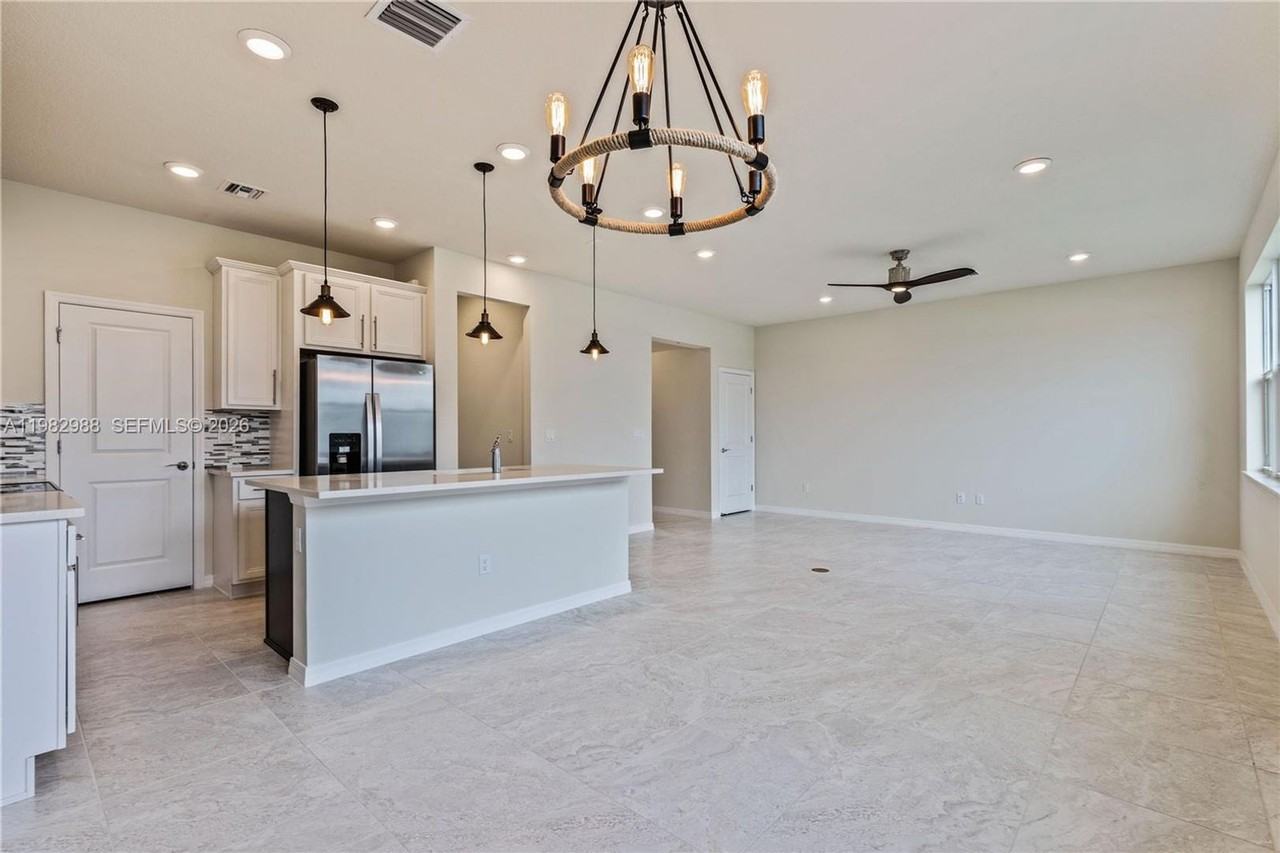 1455 Silk Oak Dr - Photo 3 of 11