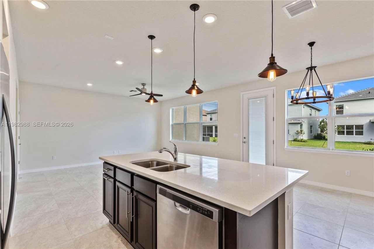 1455 Silk Oak Dr - Photo 5 of 11