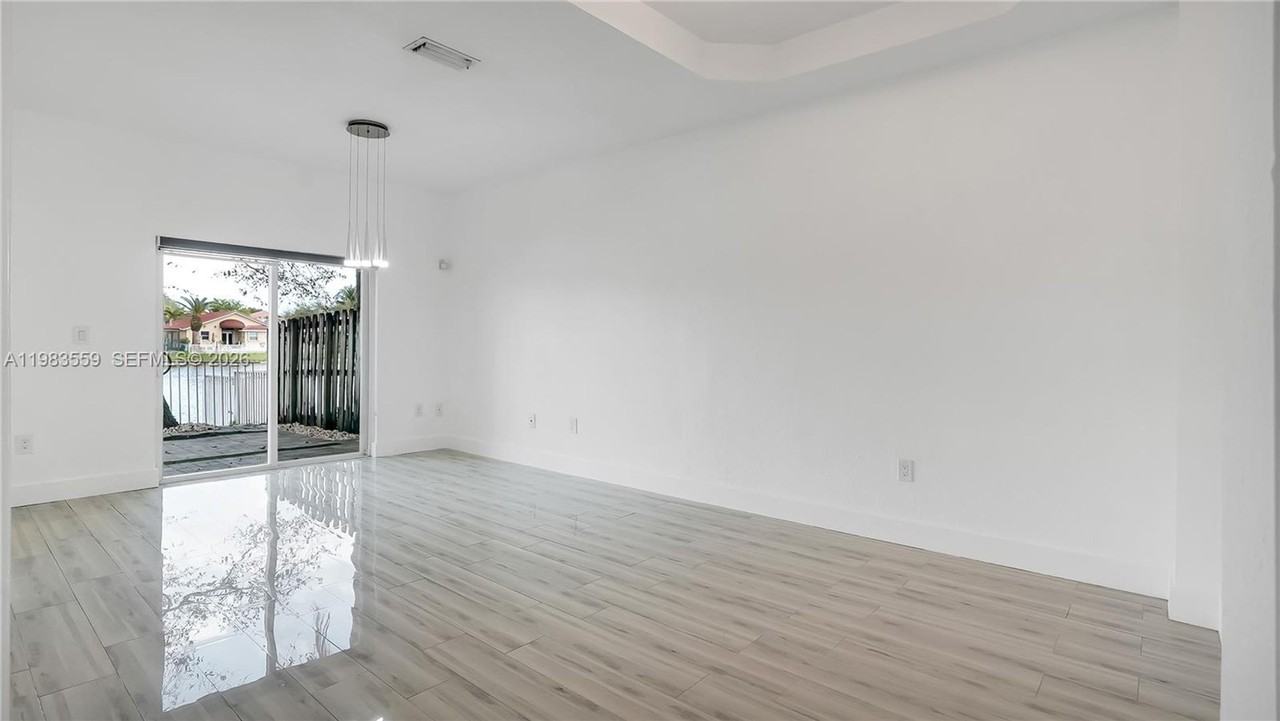 4991 Sw 135th Ave - Photo 4 of 22
