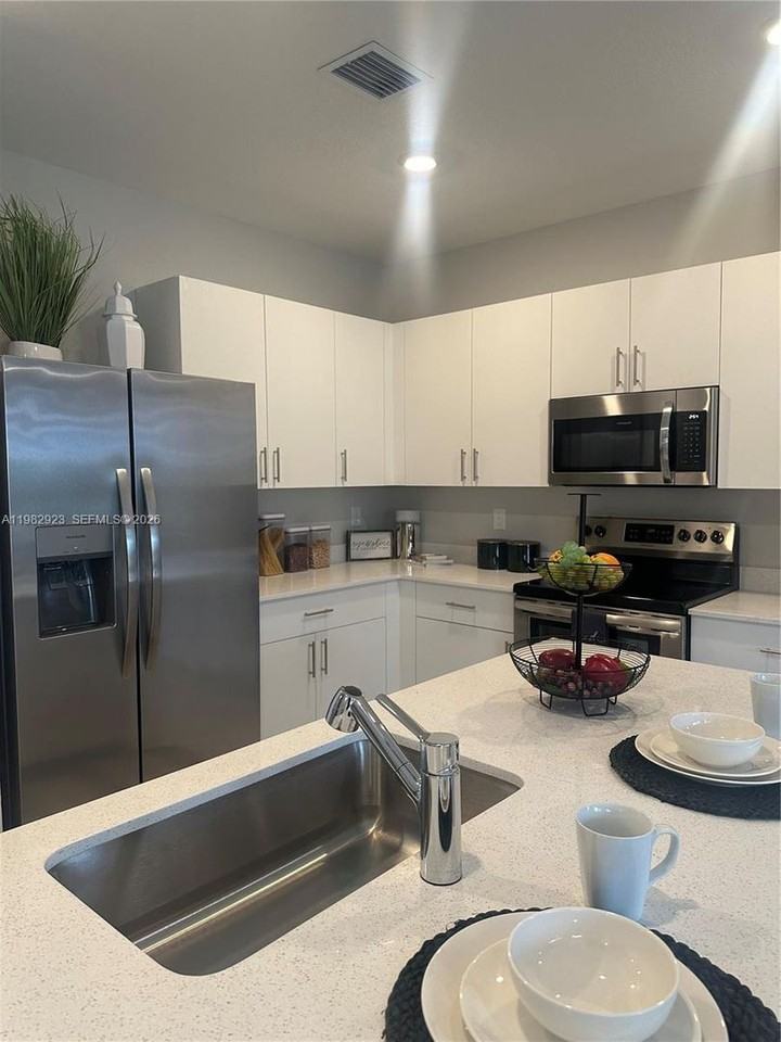 11883 Nw 47th Mnr - Photo 2 of 17