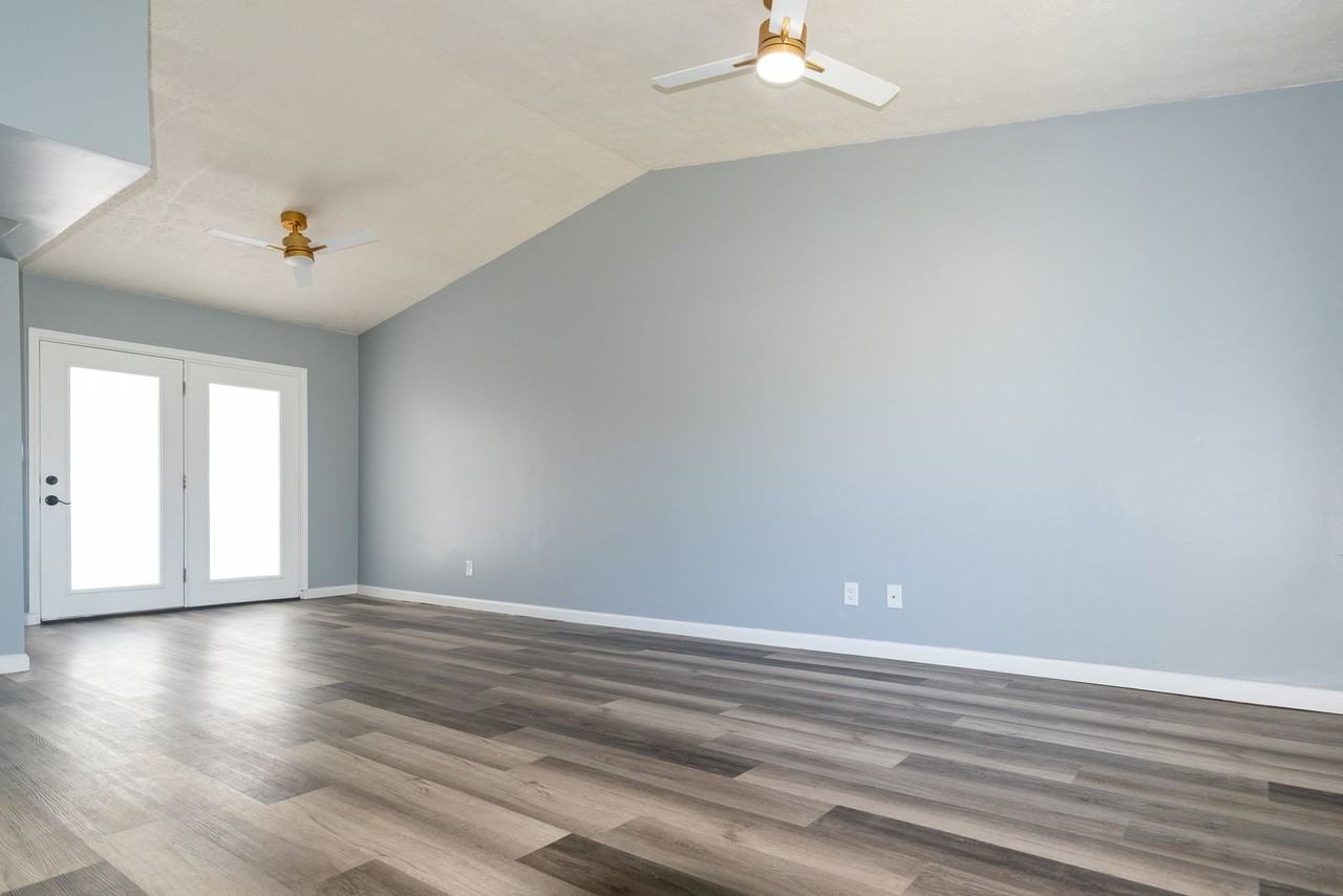 8918 Elmcreek Dr - Photo 3 of 21