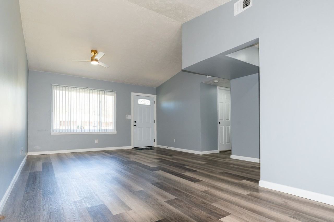 8918 Elmcreek Dr - Photo 4 of 21