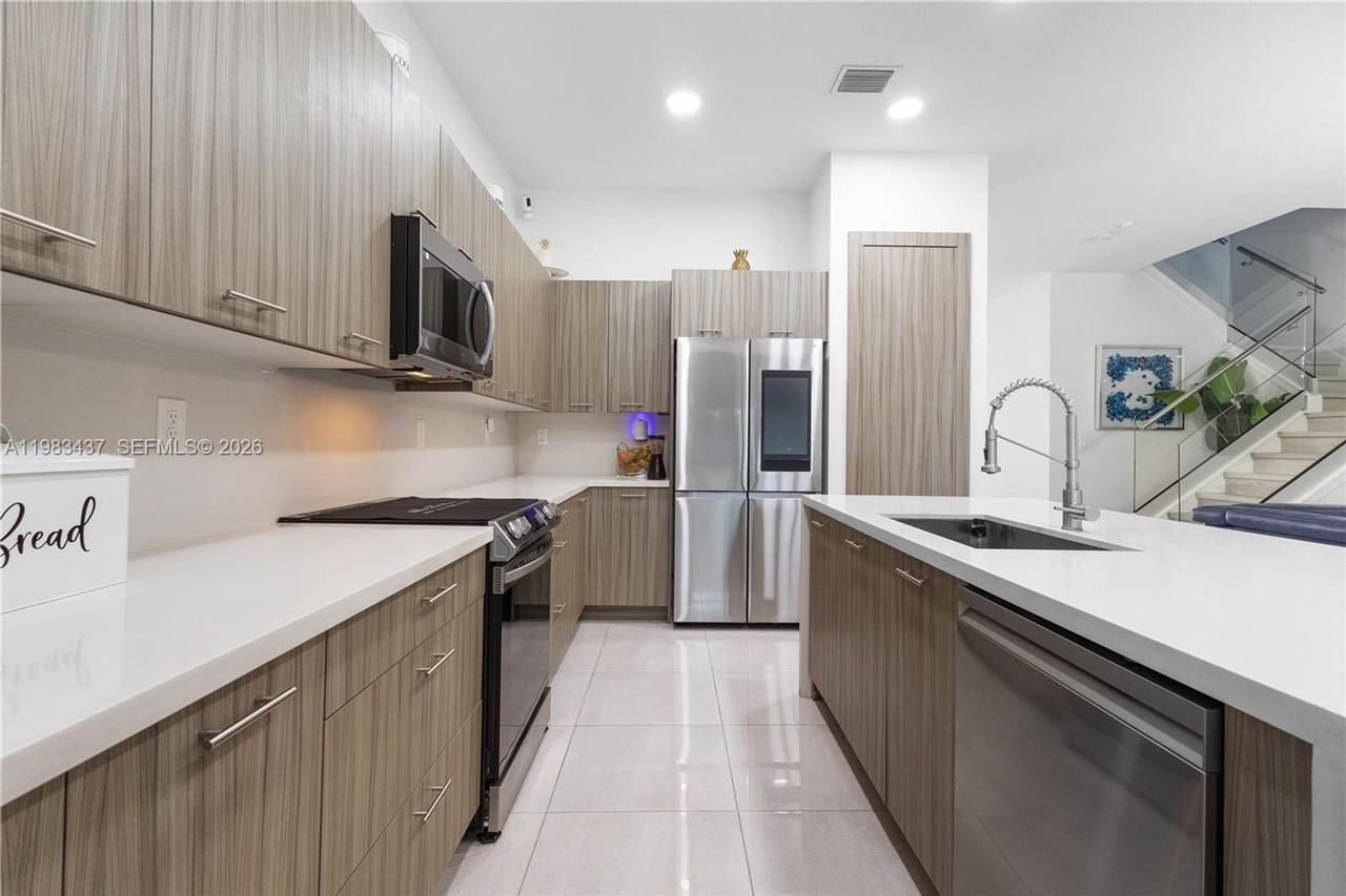 4335 Sw 174th Ave - Photo 4 of 24