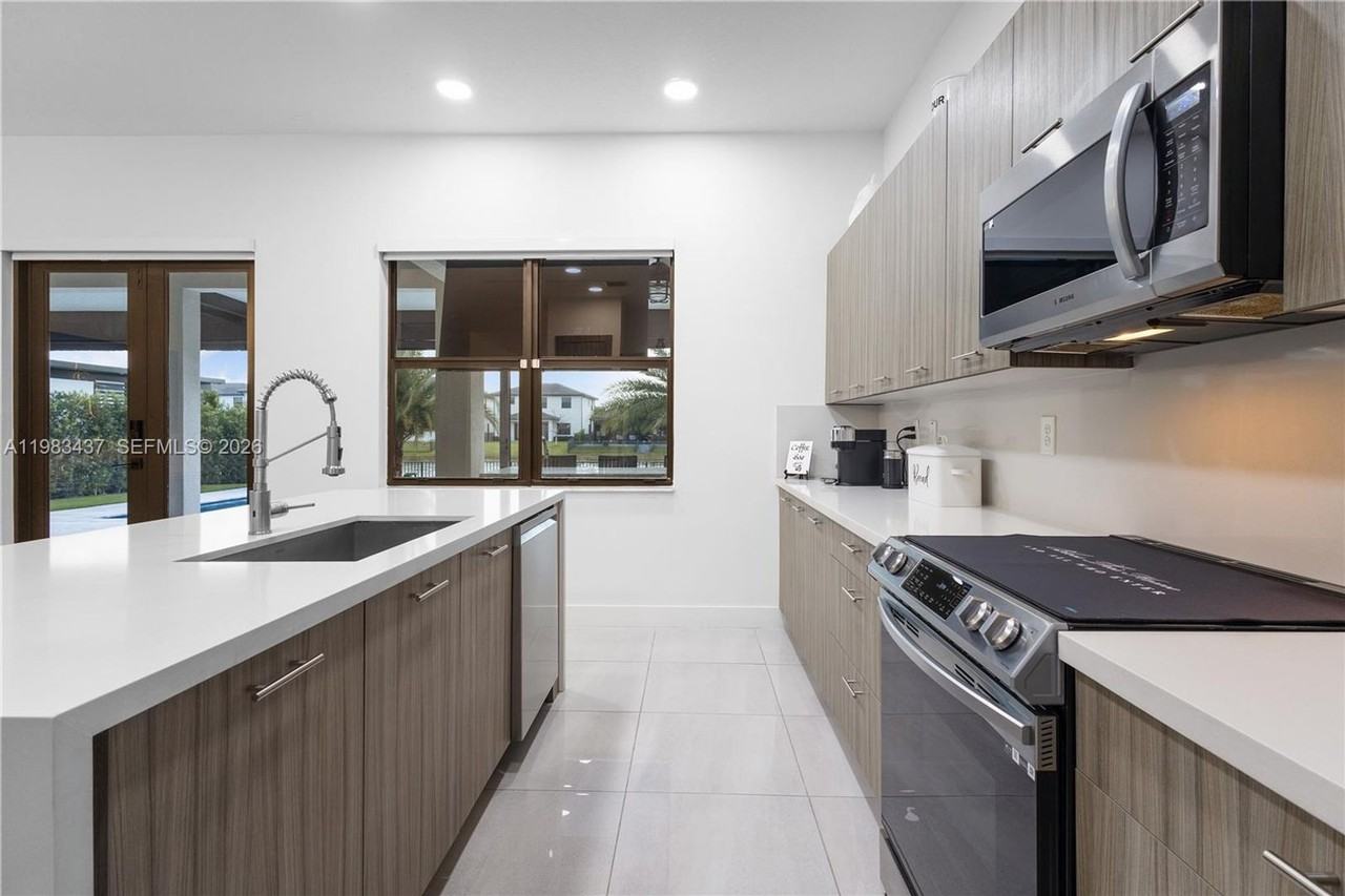 4335 Sw 174th Ave - Photo 7 of 24