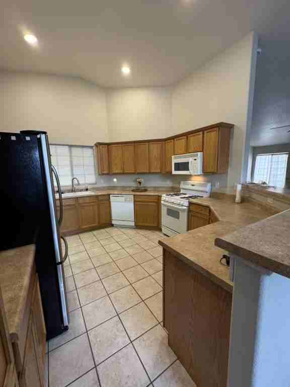 3858 E Ames Ave - Photo 4 of 11