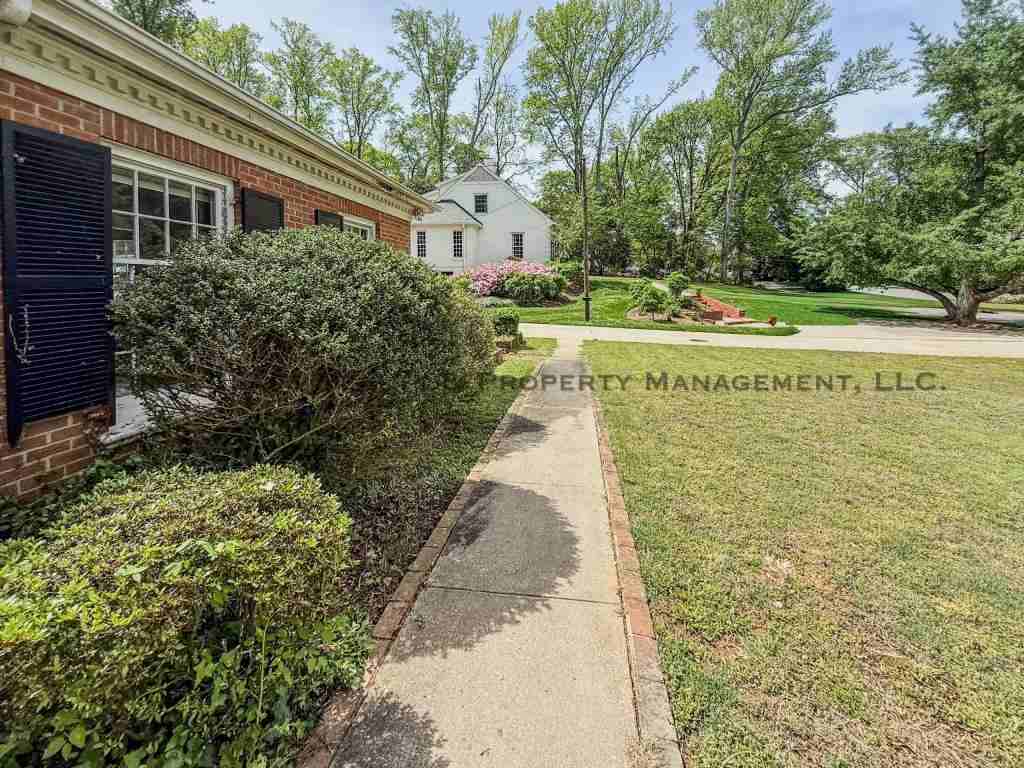 500 Ashworth Rd - Photo 4 of 50