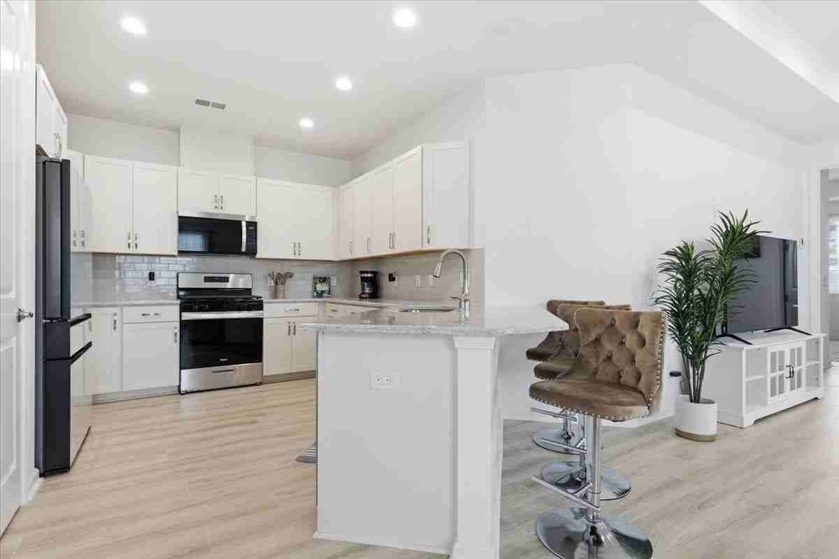 855 Weekend Ave - Photo 3 of 25