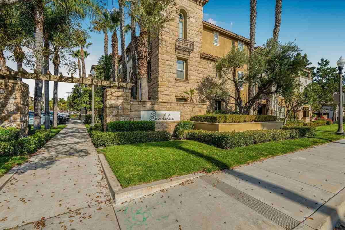 259 Riverdale Ct - Photo 3 of 48