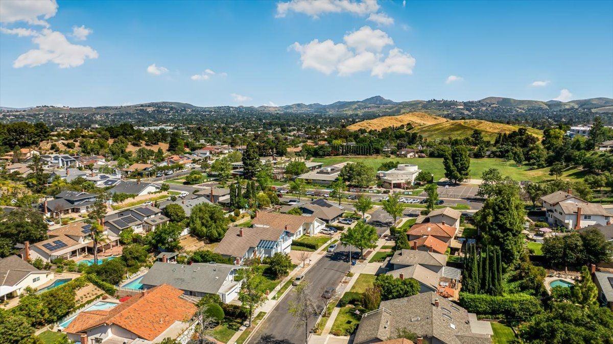 327 Bethany St - Photo 4 of 50