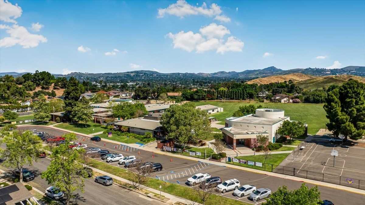 327 Bethany St - Photo 6 of 50