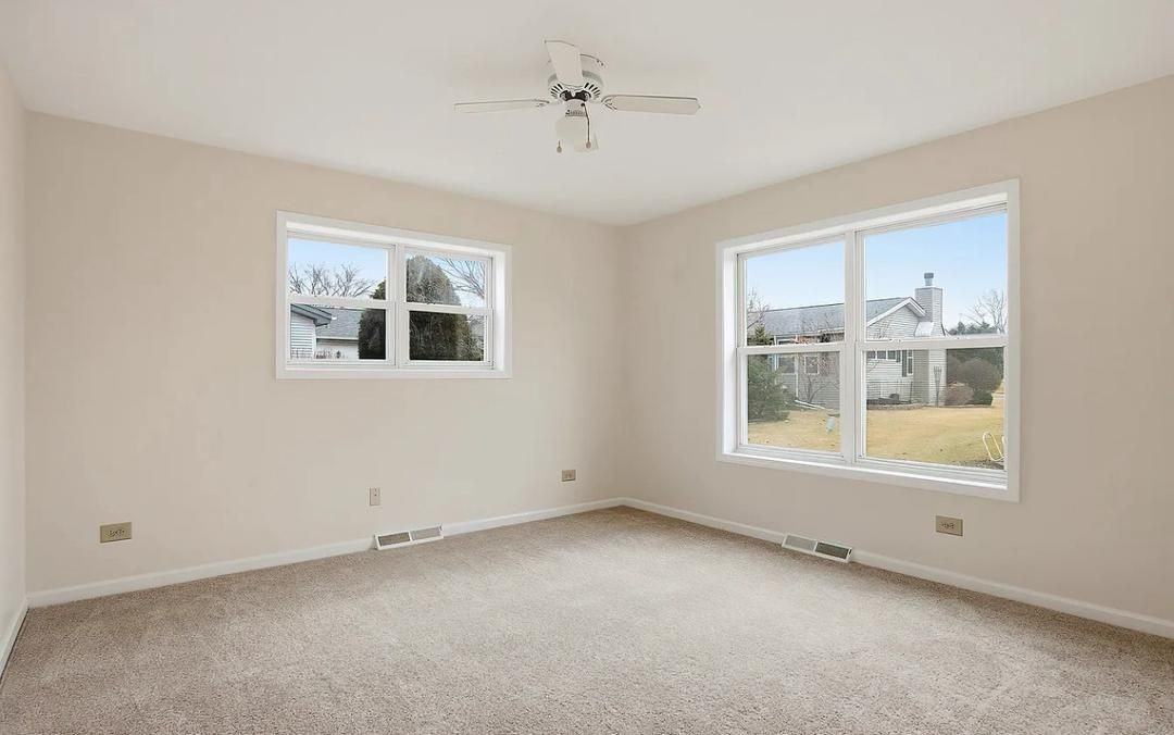 323 Belmont Ct - Photo 2 of 4