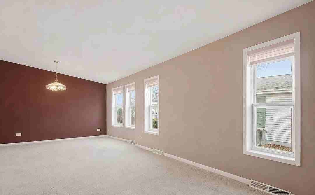 323 Belmont Ct - Photo 3 of 4