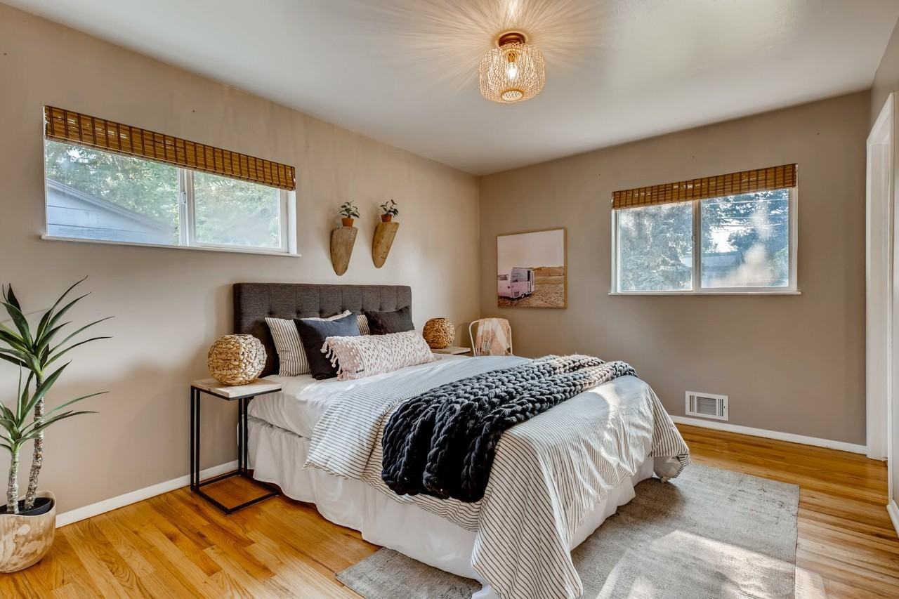 6047 Independence St - Photo 4 of 26