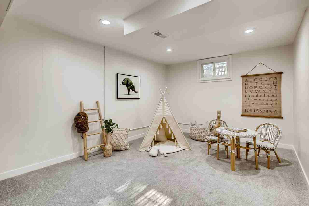 6047 Independence St - Photo 6 of 26