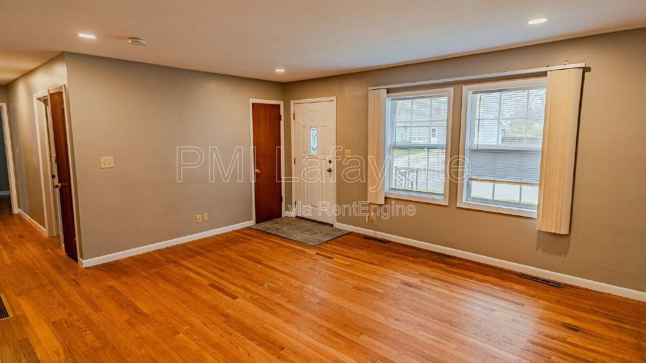 2454 Poplar Ln - Photo 4 of 26