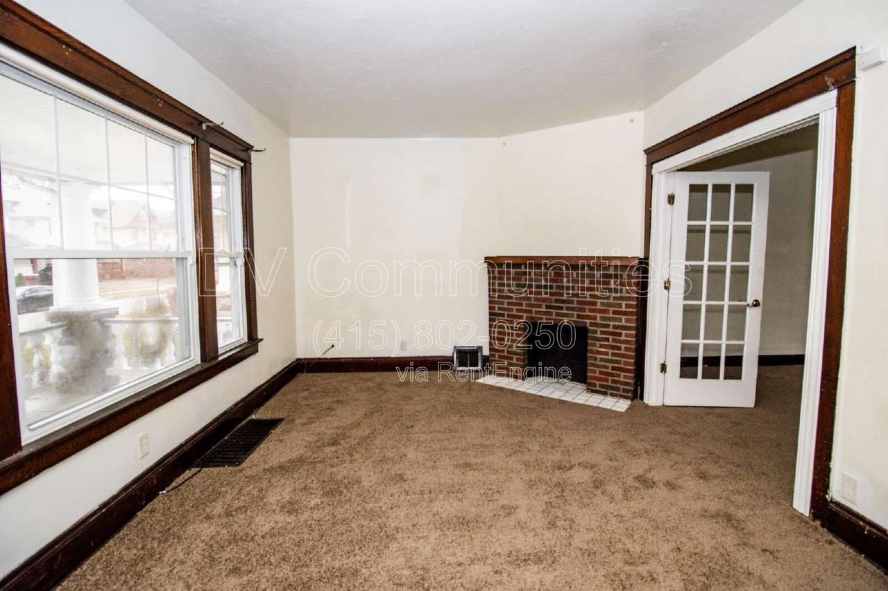 9711 Parmelee Ave - Photo 2 of 15