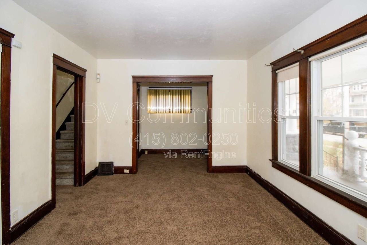 9711 Parmelee Ave - Photo 3 of 15