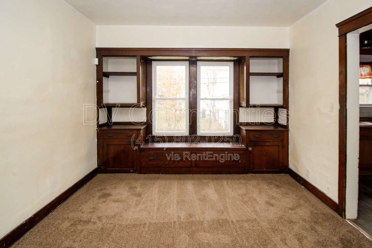 9711 Parmelee Ave - Photo 4 of 15