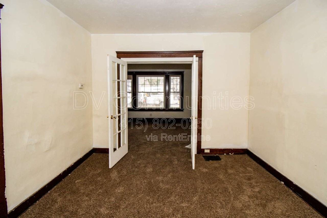 9711 Parmelee Ave - Photo 5 of 15