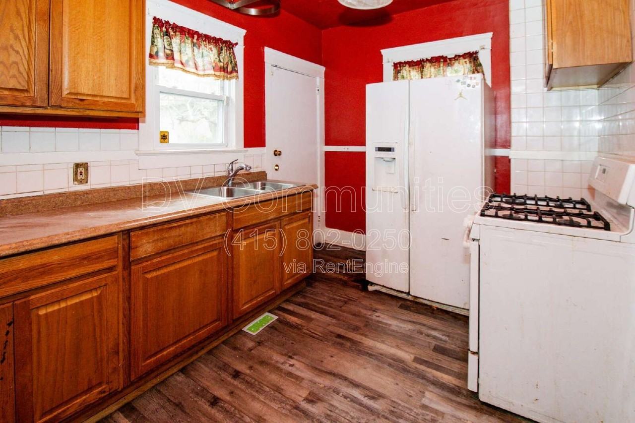 9711 Parmelee Ave - Photo 6 of 15