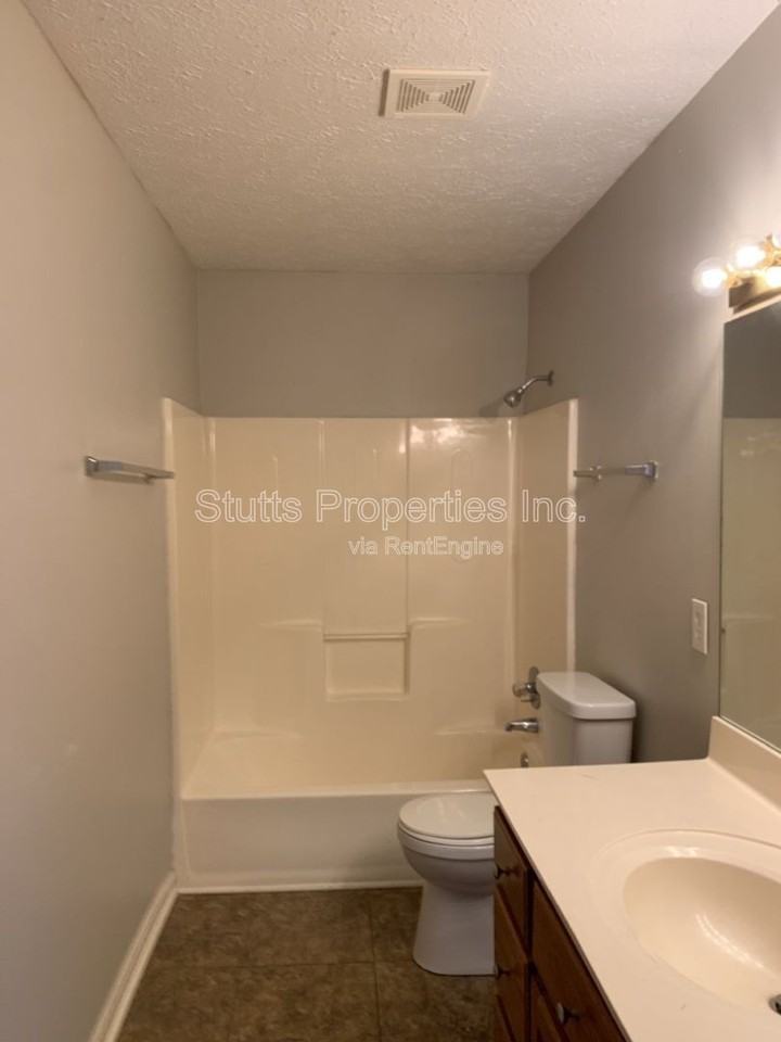 404 Jackson Ave #C - Photo 5 of 8