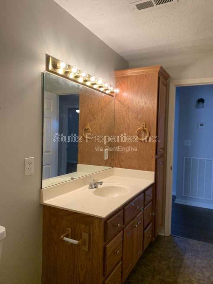 404 Jackson Ave #C - Photo 6 of 8