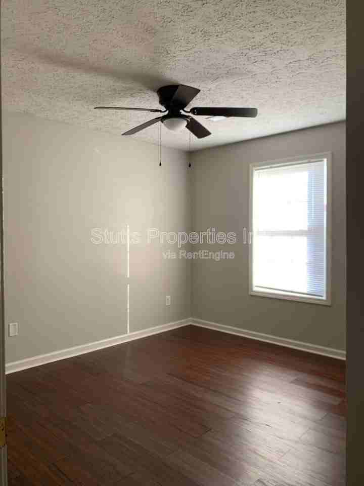 404 Jackson Ave #C - Photo 7 of 8