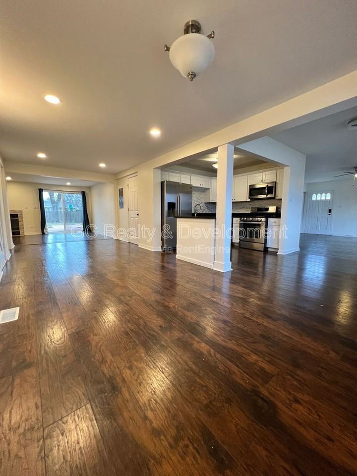 565 Kingman Ln - Photo 5 of 18