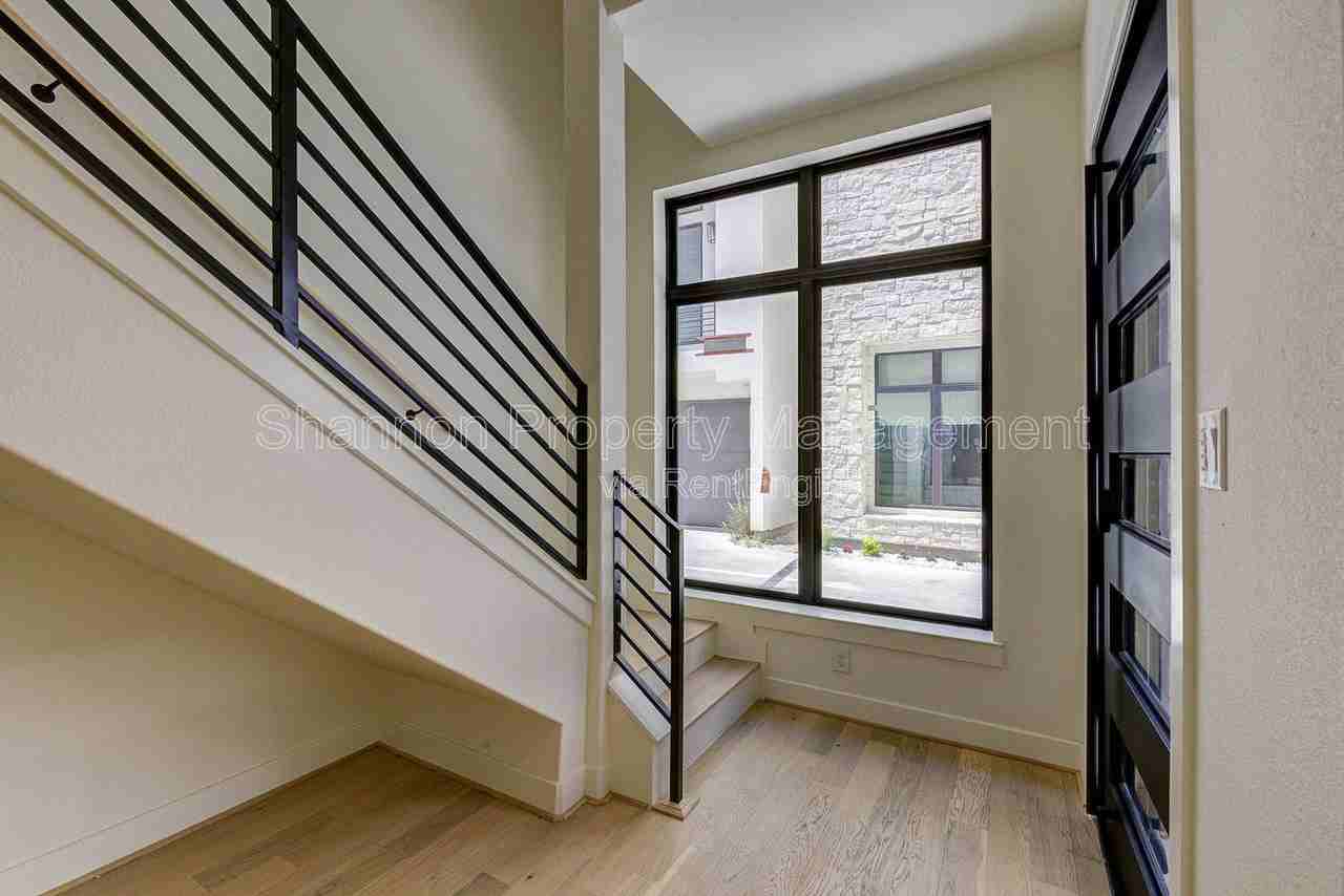 1803 Dunlavy St - Photo 7 of 39