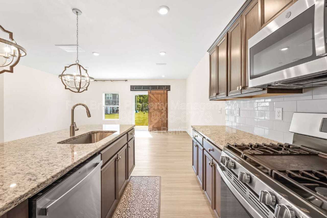 229 Quinn Rd - Photo 5 of 20