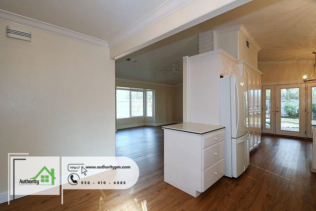 256 Newport Dr - Photo 5 of 29