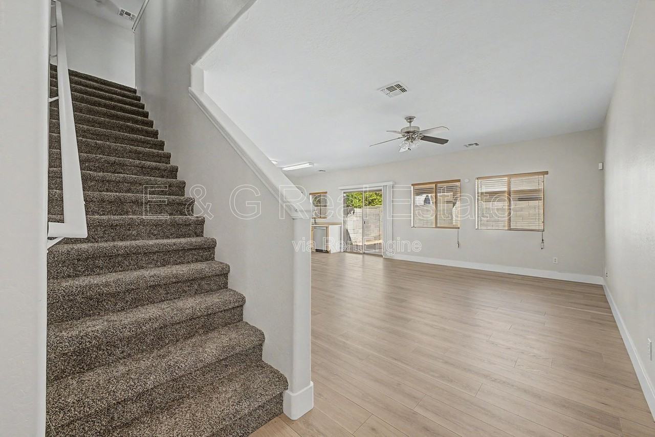 7042 W Mercer Ln - Photo 3 of 35