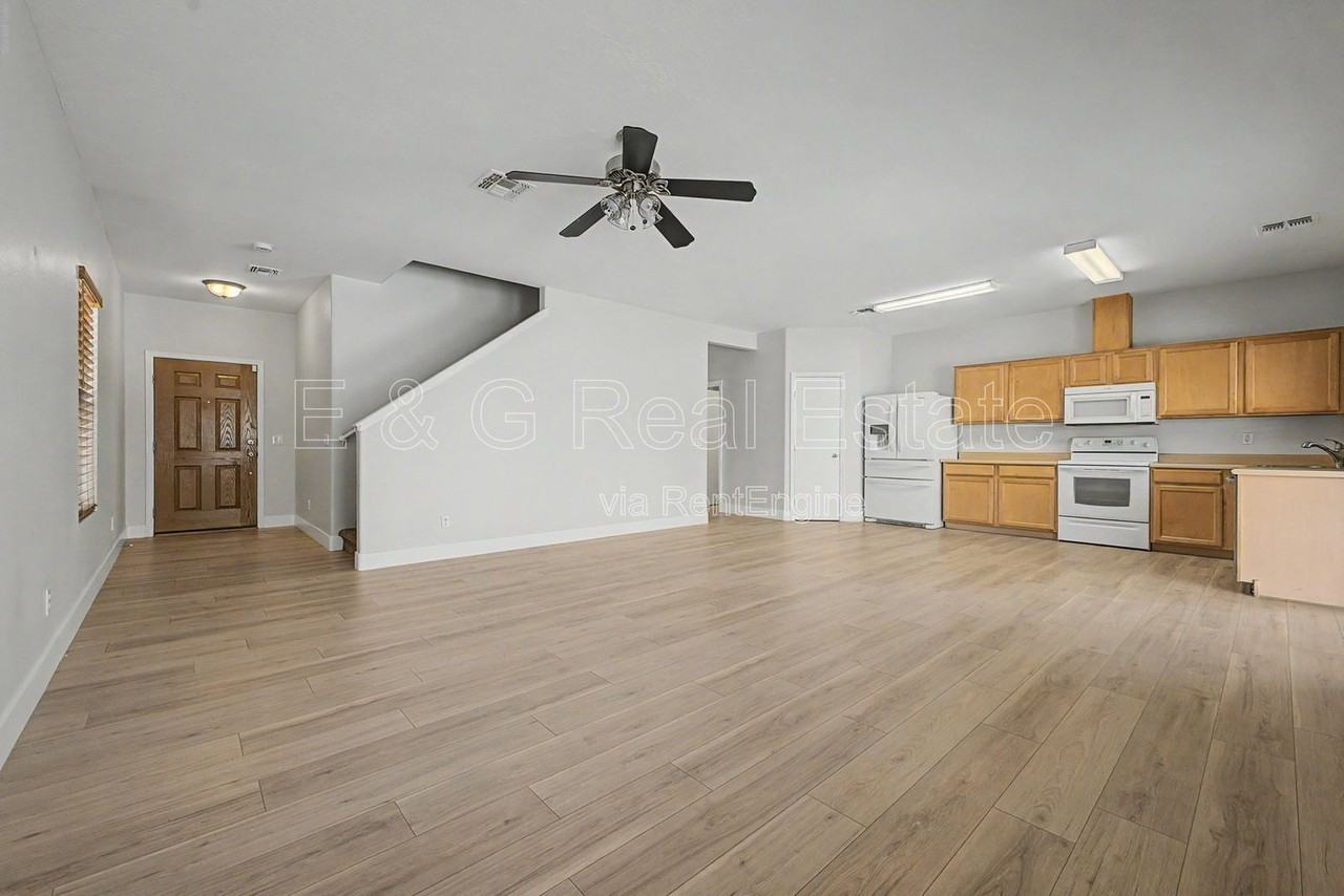 7042 W Mercer Ln - Photo 4 of 35