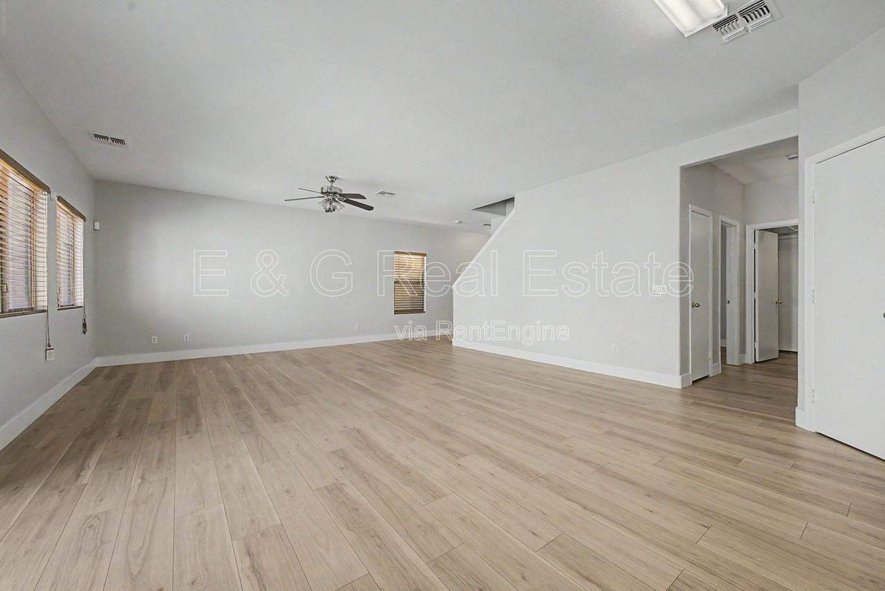 7042 W Mercer Ln - Photo 5 of 35