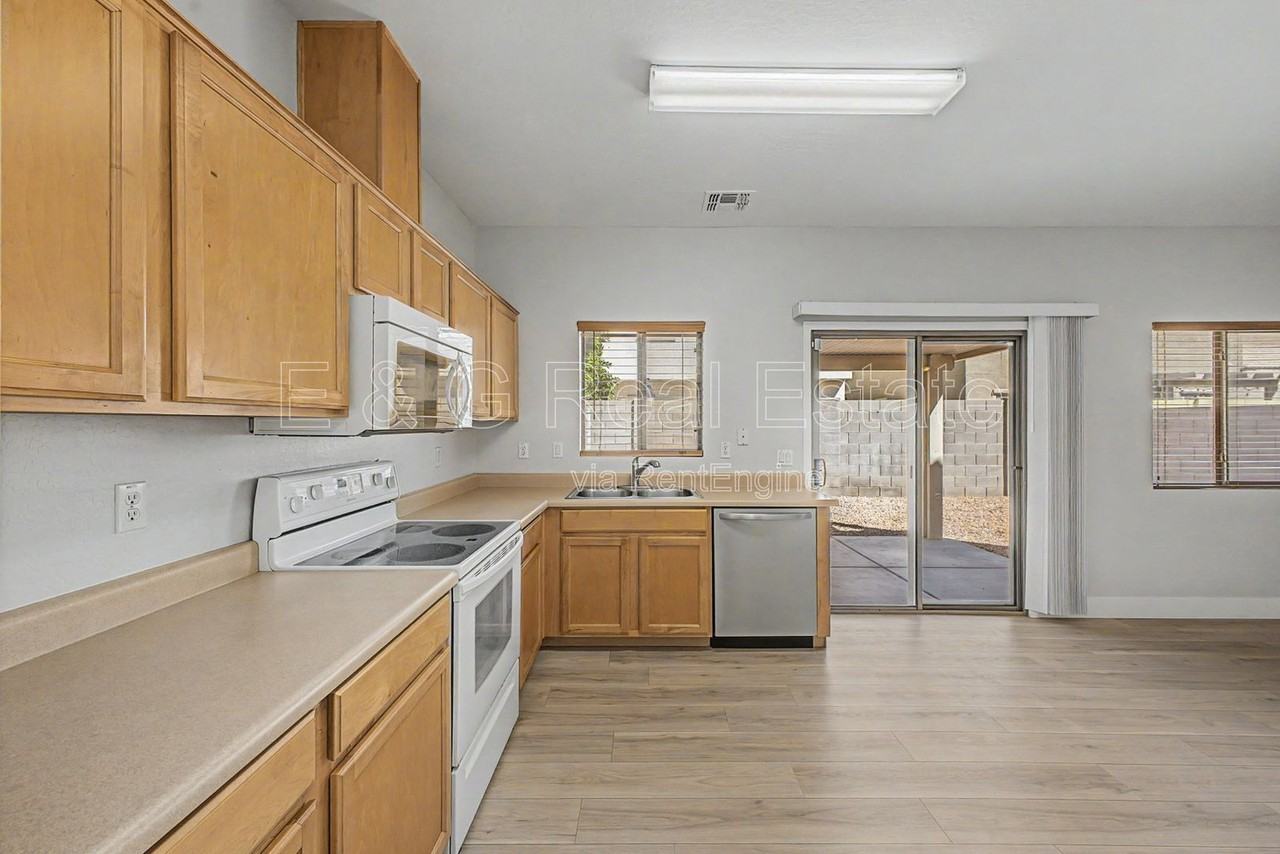 7042 W Mercer Ln - Photo 6 of 35