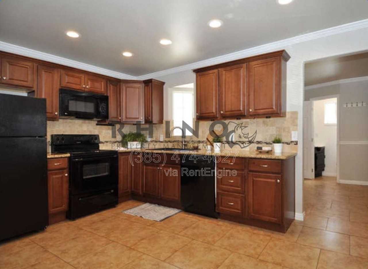 174 Claybourne Avenue South - Photo 4 of 25