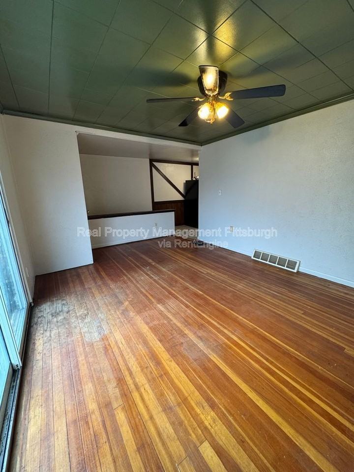 2837 Capitol St - Photo 2 of 9