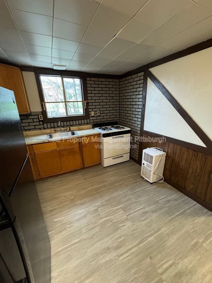 2837 Capitol St - Photo 4 of 9