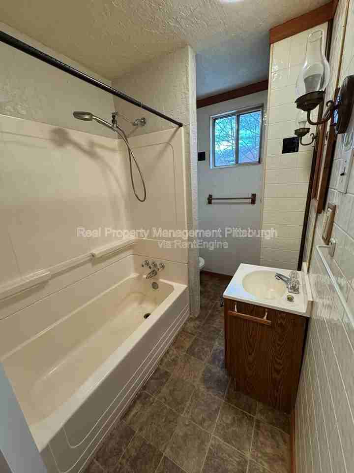 2837 Capitol St - Photo 7 of 9