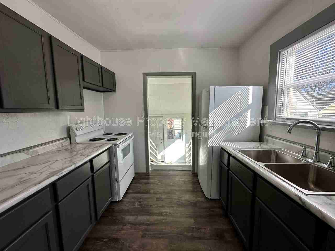 138 Yale St - Photo 6 of 12