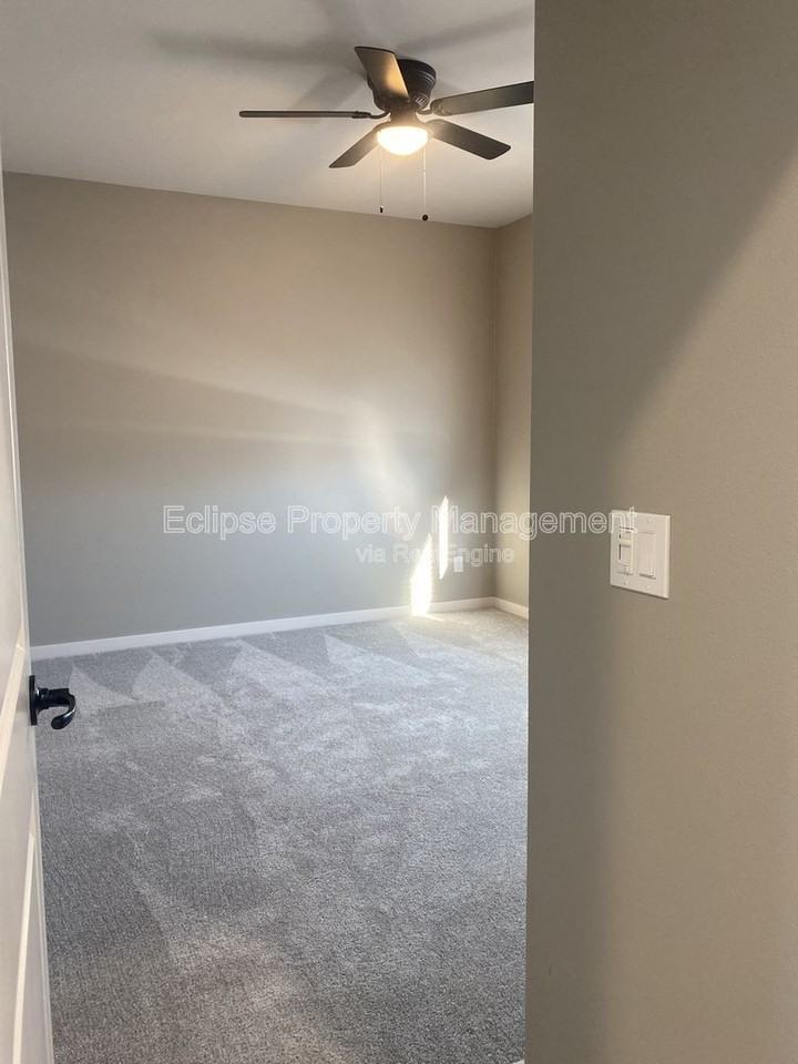 511 Crestone Ave #511 - Photo 3 of 21