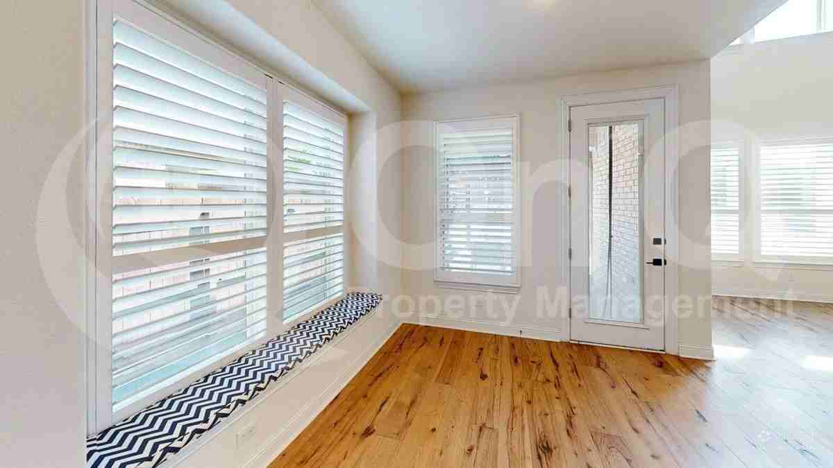 2440 Valley Ln - Photo 6 of 27